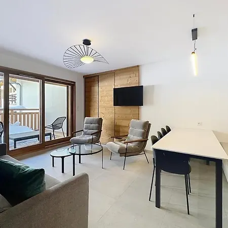 Large New Duplex, 10 People Mountain View & Terrace ラ・プラーニュ